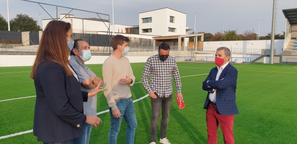 El campo de fútbol de Bezana retoma su actividad tras la renovación integral de su césped
